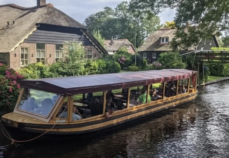 Wat maakt een rondvaart door de grachten van Giethoorn zo bijzonder?